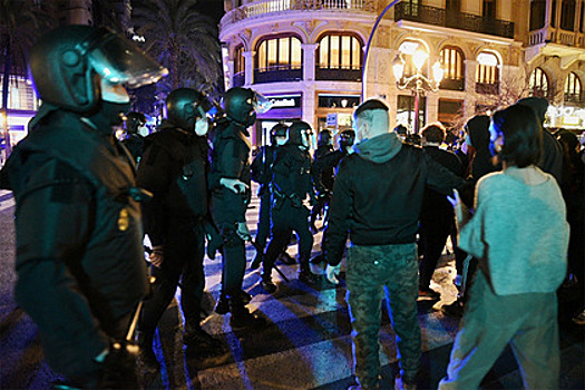 Десятки людей ранены после протестов из-за ареста рэпера в Испании