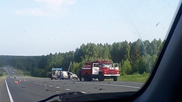 На трассе “Вятка” столкнулись два легковых автомобиля и фура: грузовик улетел в кювет