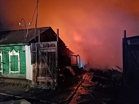 В Омске сгорели сразу три частных дома