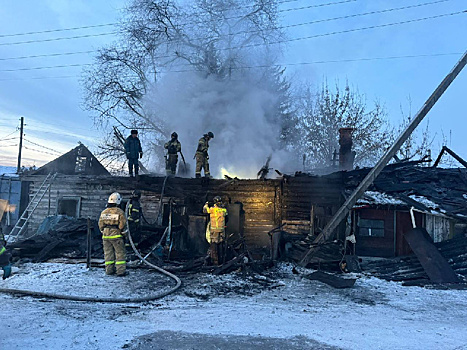 МЧС: в Приамурье при пожаре в доме погибли два человека, один пострадал