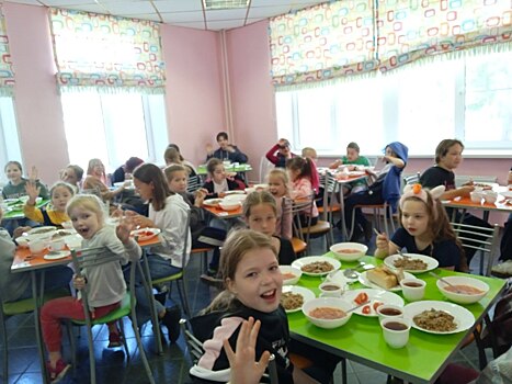 Бургер – на завтрак, мороженое с клубникой – на полдник: чем сегодня удивляет детей один из популярных лагерей Челябинска
