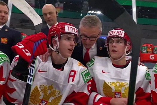 Видео дня: Ларионов обнимает игроков сборной России во время матча с Чехией на МЧМ