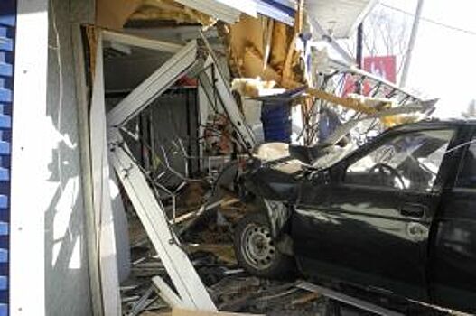 В Кувандыке автомобиль протаранил остановку общественного транспорта