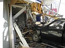 В Кувандыке автомобиль протаранил остановку общественного транспорта