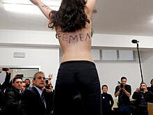 Обнаженная по пояс активистка Femen прервала митинг с участием Орбана и Ле Пен