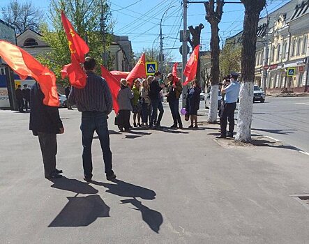 Саратовские коммунисты собрали людей на маевку, несмотря на режим самоизоляции