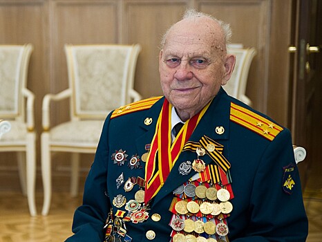 95-летнего участника Великой Отечественной войны Спартака Сычёва наградили знаком "Почётный гражданин Тверской области"