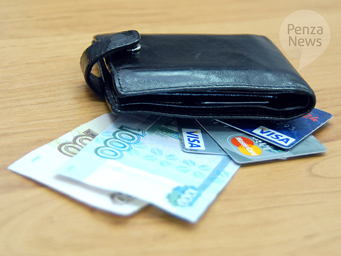В Кузнецке мужчина украл из автомобиля кошелек с банковской картой и оплатил ей покупки