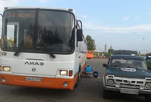 «Там ходят все сотрудники»: нижегородский водитель сливал топливо с автобуса в свои канистры