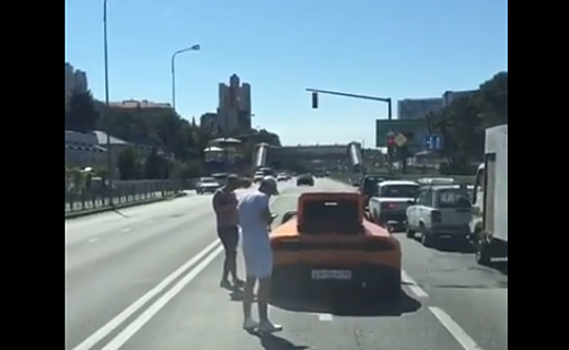 В Сочи из-за заглохшего Lamborghini Huracan собралась пробка. Видео