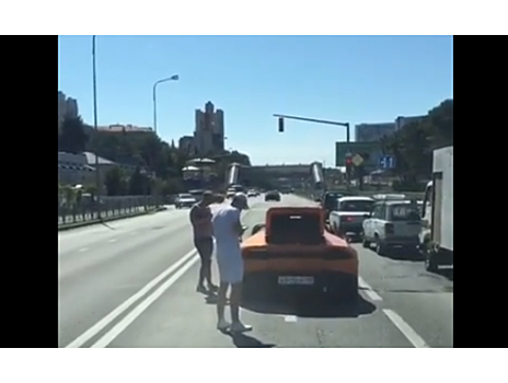 В Сочи из-за заглохшего Lamborghini Huracan собралась пробка. Видео
