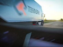 Безумие на дороге: фура обгоняет легковушку на 150 км/ч