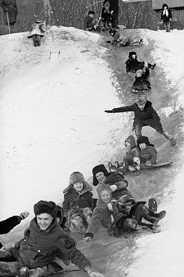  Зимние каникулы. Московские школьники во время катания с ледяной горки, 1987 год