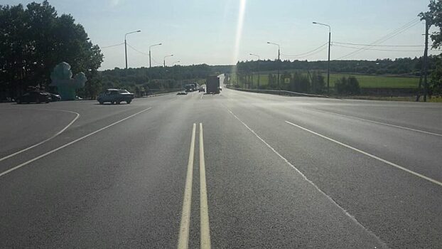 Фура раздавила мотоцикл: мотоциклист ранен, его пассажир погиб