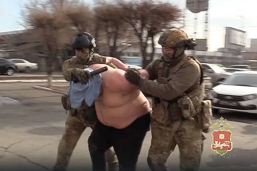 Задержание россиянина за нападение с топором на прохожего попало на видео