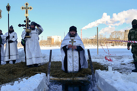 Митрополит Иларион предостерег россиян от крещенских купаний из-за вспышки "омикрона"