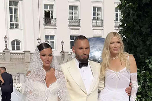 Модель Елена Перминова в полупрозрачном платье снялась на свадьбе Бородиной