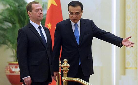Премьер-министр РФ Дмитрий Медведев и премьер Госсовета КНР Ли Кэцян