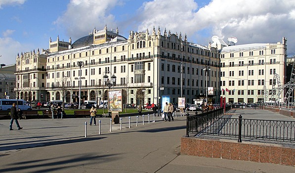 Пять автомобилей столкнулись в Москве у гостиницы "Метрополь"