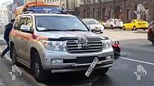 В Москве мотоцикл столкнулся с Toyota Land Cruiser с опознавательными знаками МЧС