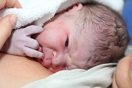 Родители прозвали новорожденного Росомахой из-за бороды и шерсти на теле