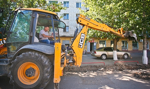 В Волгограде на улице Командира Рудь начался демонтаж покрытия дороги