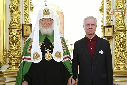 Патриарх наградил главу движения "Вечно живые" за помощь в строительстве храма