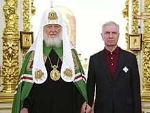 Патриарх наградил главу движения "Вечно живые" за помощь в строительстве храма