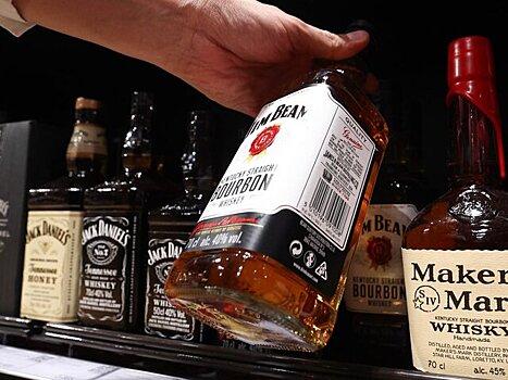 Продавцы алкоголя начали фиксировать нехватку популярных спиртных напитков в РФ
