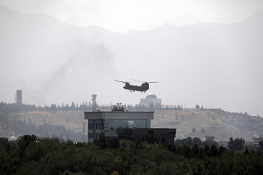 Вертолет над посольством США в Кабуле, 15 августа 2021 года