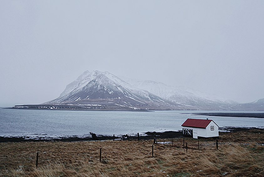 Исландцы любят уединение. Внутреннее спокойствие и гармония с окружающим миром — один из главных критериев счастья, по мнению среднестатистического исландца. Проезжая по трассе номер 1, опоясывающей остров, постоянно натыкаешься на одиноко стоящие дома. Хозяева могут часами сидеть на террасе в своих мыслях и смотреть на горы и океан.  
