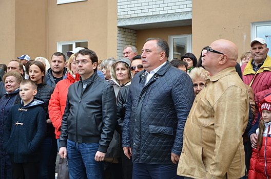 33 саратовские семьи получили ключи от квартир в новостройках