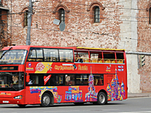 По Нижнему Новгороду начал курсировать двухэтажный экскурсионный автобус