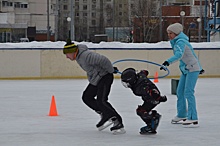 Спортивные семьи из Печатников вышли на лед катка в парке имени Артема Боровика