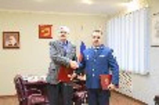 Начальник УФСИН России по Новгородской области Фарид Хайрулин и президент Адвокатской палаты региона Юрий Зотов подписали соглашение о сотрудничестве