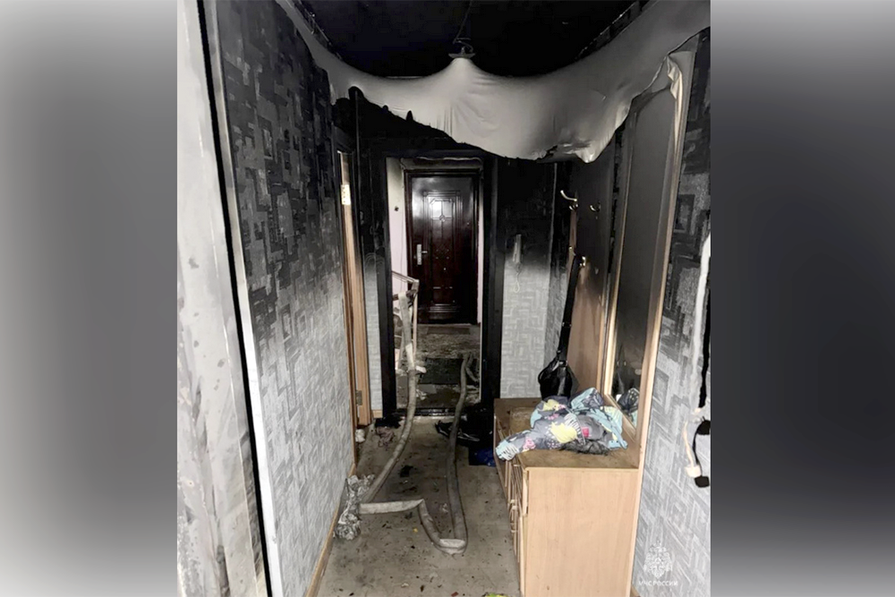 В Магадане в квартире многодетной семьи произошел пожар из-за вспыхнувшей елки