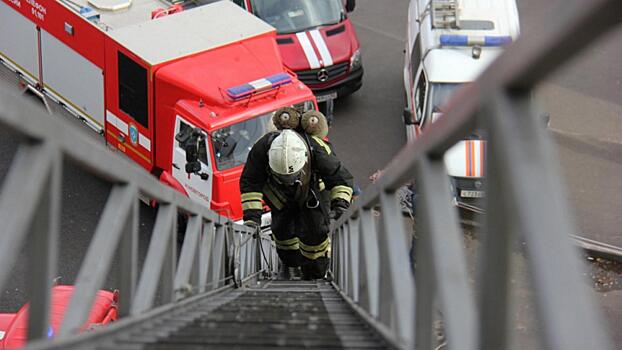 Двух человек спасли из горящей квартиры в Череповце