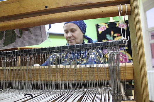 В Тюмени гостей фестиваля ковра пригласили за ткацкий станок