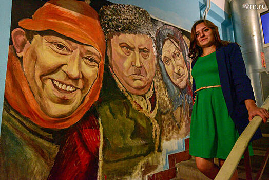 Работница коммуналки украсила подъезд сюжетами из советских кинофильмов