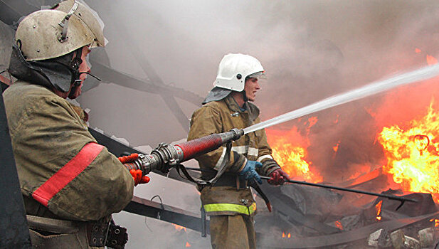 Под Волгоградом пятые сутки тушат пожар в здании