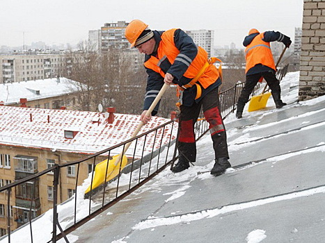 85 бригад кровельщиков создано в Богородском для очистки крыш домов от снега