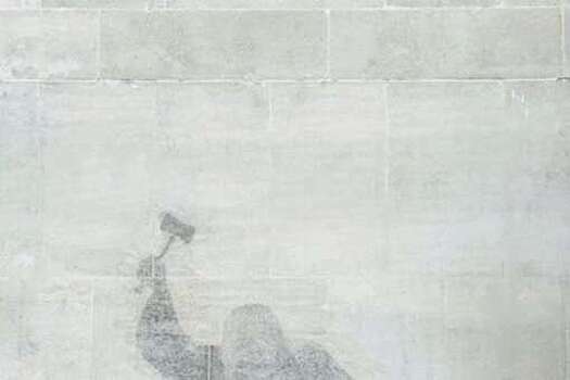 Новую работу Бэнкси на стене Королевского суда в Лондоне попытались стереть