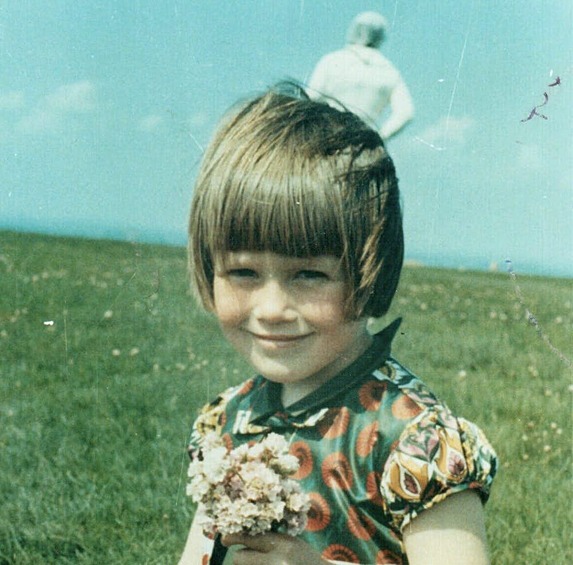 Таинственный космонавт. Фотография с “космонавтом” была сделана Джимом Темплтоном в 1964 году. Эксперты считают, что загадочная фигура за дочерью Джима — всего лишь его жена, а такой цвет вызван тем, что фотограф всего лишь переборщил с выдержкой — так голубое платье жены получило белесый оттенок на проявленной пленке.