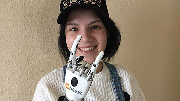 Пострадавшая от мужа-садиста жительница Серпухова учится рисовать рукой-роботом