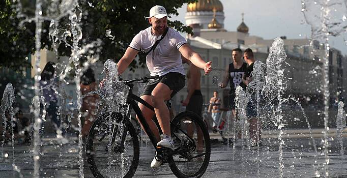 Москвичам пообещали 30-градусную жару и «стену залповых ливней»