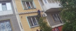 В Кемеровской области сотрудники Госавтоинспекции спасли двухлетнего мальчика, который едва не выпал из окна
