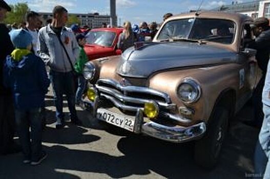 В Барнауле в День Победы открылась выставка ретро-автомобилей