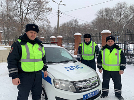 Госавтоинспекторы в Самаре помогли мужчине, починив сломавшееся инвалидное кресло-коляску