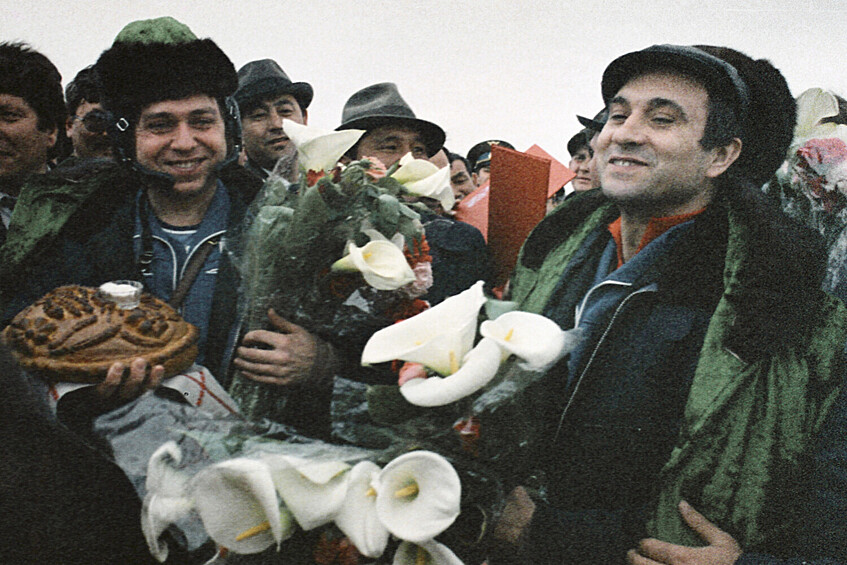 Космонавты Сергей Крикалёв (слева) и Валерий Поляков (справа) после приземления космического корабля «Союз ТМ-7», 1989 год