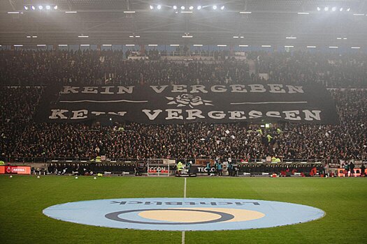 «Не простим, не забудем». Фанаты «Санкт-Паули» вывесили баннер в память о Хрустальной ночи и убитом в Освенциме футболисте клуба